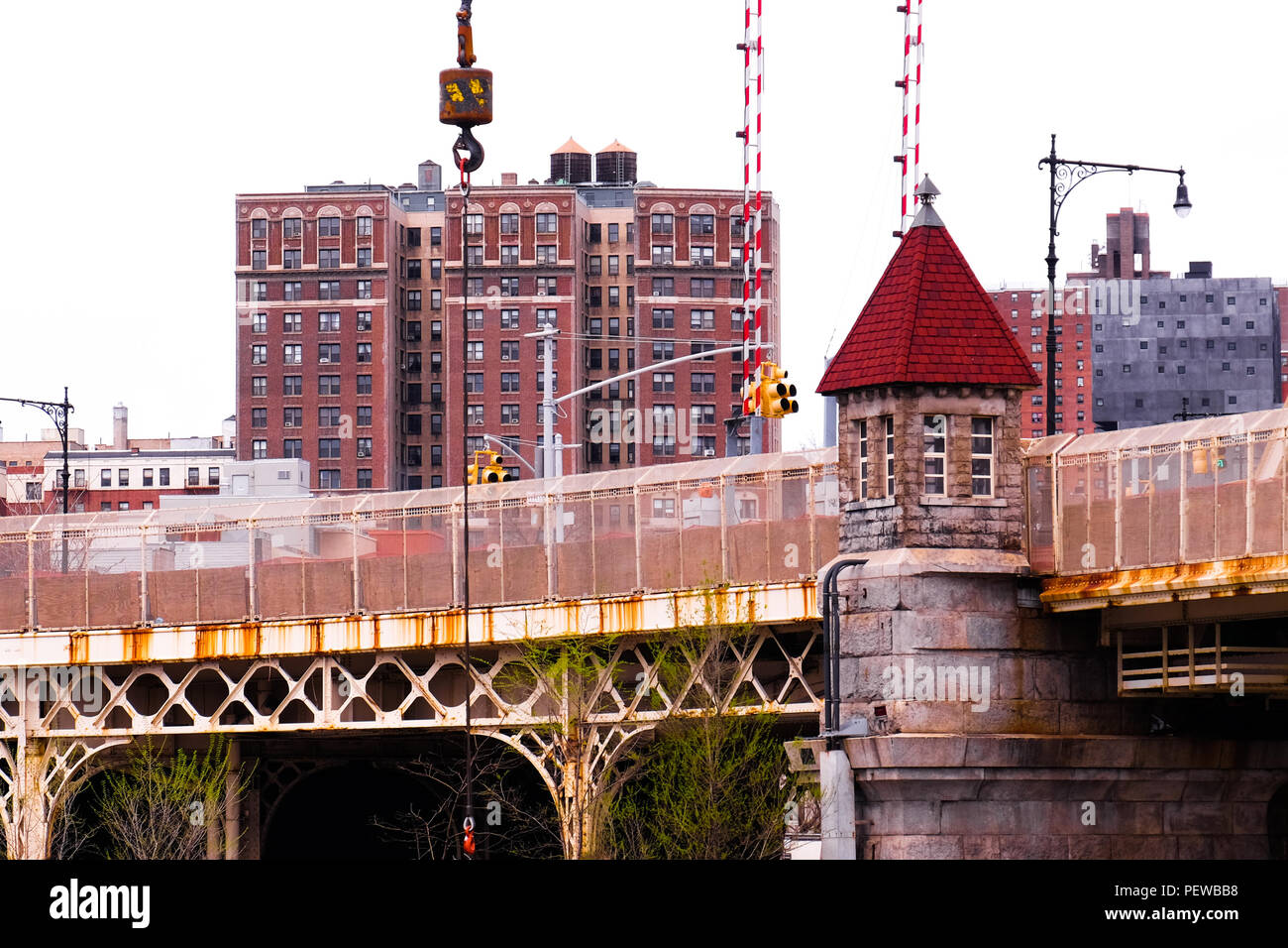 Vista del paesaggio di Macomb diga del ponte in New York, con una piccola torre con piastrelle di colore arancione in primo piano e il quartiere di Bronx in background Foto Stock