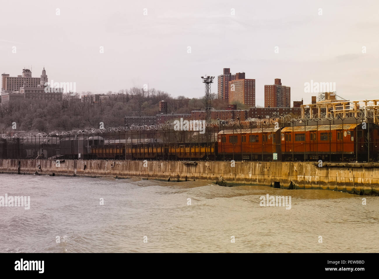 Vista del paesaggio di un diesel treno merci sul fiume Hudson, con edifici alti dal distretto di Bronx in background Foto Stock