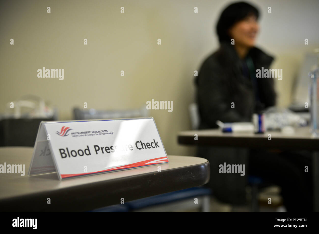 Una pressione del sangue-stazione di controllo attende il successivo paziente durante il pensionato apprezzamento il giorno in Exchange presso Osan Air Base, Repubblica di Corea, Febbraio 4, 2016. Un medico e un team di infermieri dell'Università Hallym Dongtan Ospedale del Sacro Cuore sono a portata di mano in Exchange per dare libero degli screening per i pensionati. (U.S. Air Force foto di Tech. Sgt. Travis Edwards/rilasciato) Foto Stock