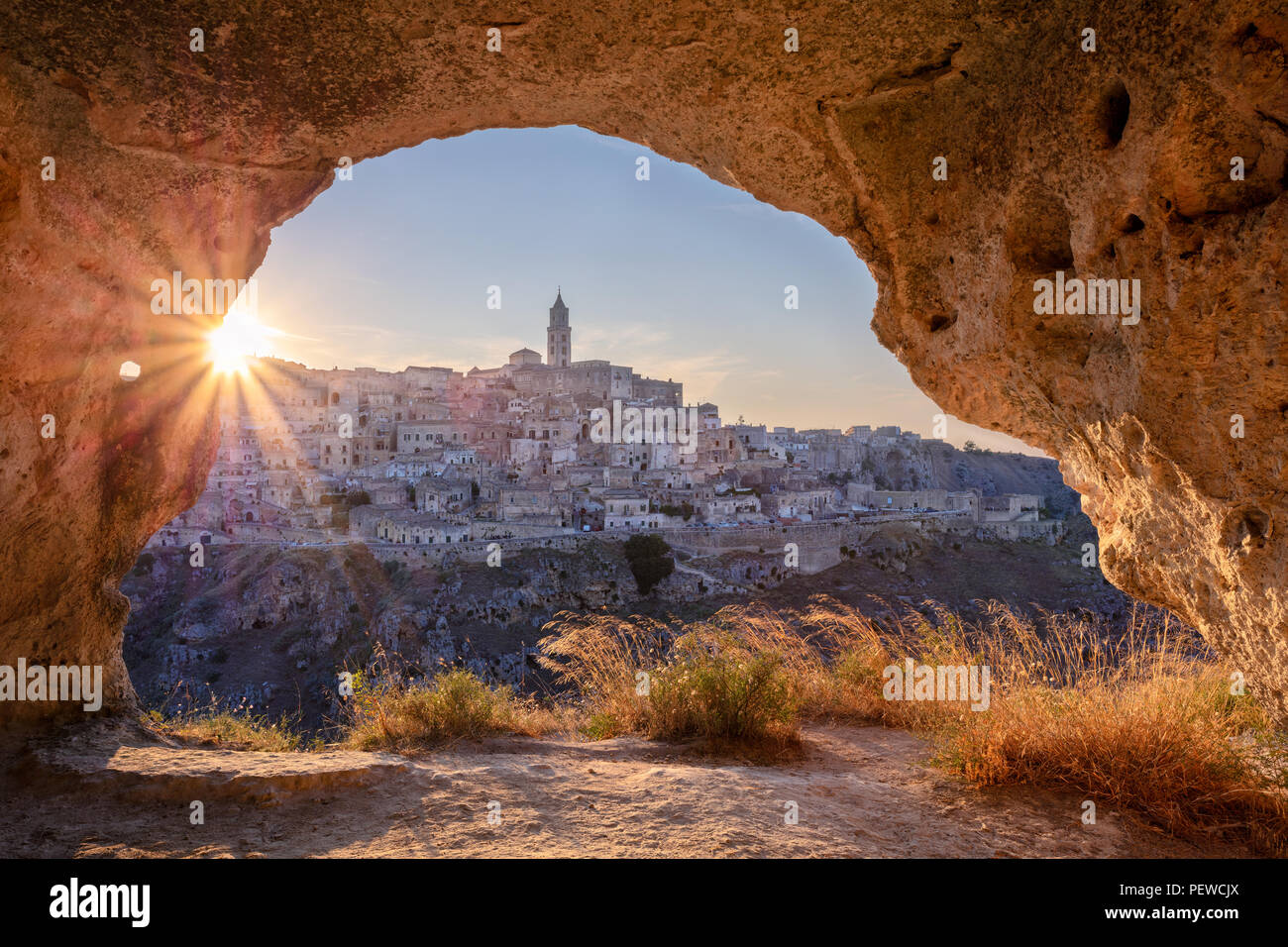 Matera, Italia. Immagine del paesaggio urbano della città medievale di Matera, Italia durante il bellissimo tramonto estivo. Foto Stock