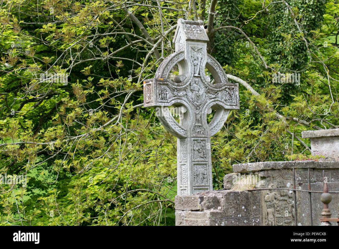 Una croce celtica in un cimitero abbandonato in Irlanda del Nord Foto Stock