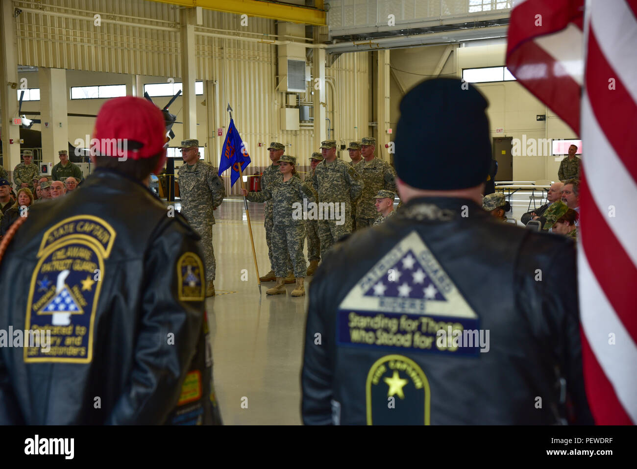 Membri del patriota stand di guardia in formazione con gli Stati Uniti Bandiere durante il welcome home cerimonia di distacco 7, supporto operativo di agenzia di trasporto aereo che sono state distribuite per il Corno d'Africa a sostegno dell'Operazione Enduring Freedom, tenutasi a esercito Aviation Center, New Castle, Del., Febbraio 7, 2016. (U.S. Esercito nazionale Guard photo by Staff Sgt. James Pernol/rilasciato) Foto Stock