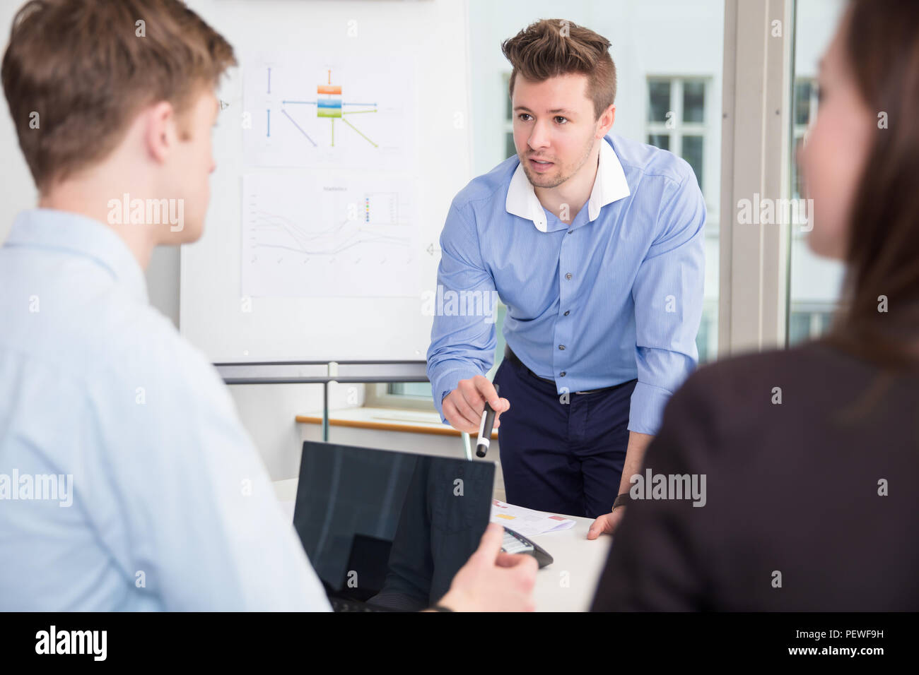 Imprenditore la comunicazione con i colleghi nella riunione in ufficio Foto Stock