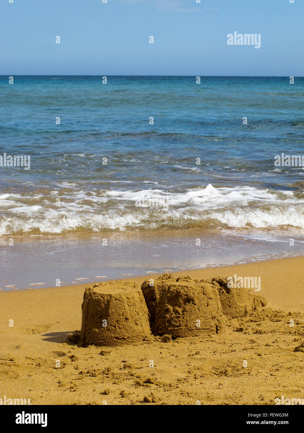 Castelli di Sabbia su una spiaggia deserta in Calabria (Italia) Foto Stock