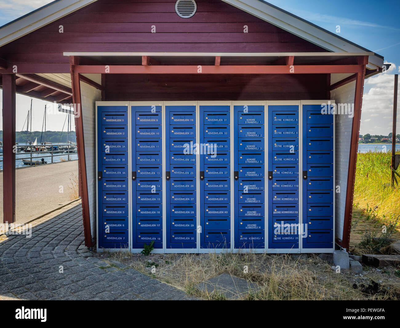 Lotto di caselle di posta sull'isola rurale Hjarnoe dello Jutland, Danimarca Foto Stock