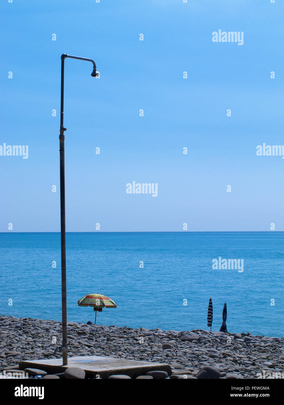 Calabria (Italia): pubblico doccia su una spiaggia rocciosa. Foto Stock