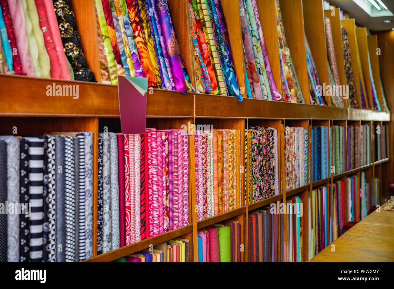 Colorato tessuto asiatici e di prodotti tessili in negozio Foto Stock