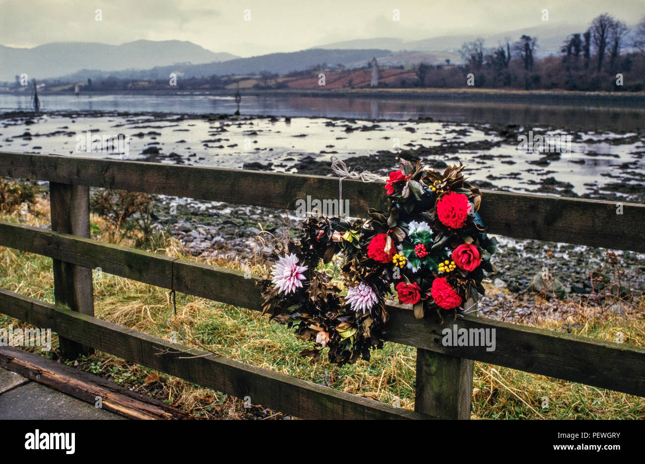 Warrenpoint Bombing Memorial fiori, Warrenpoint Irlanda del Nord 1985 Il Warrenpoint imboscata o Narrow Water ambush (chiamato anche "Warrenpoint massacro"]o "Narrow Water massacro"è stato un attacco di guerriglia dal dazio Esercito repubblicano irlandese (IRA) il 27 agosto 1979. L'IRA di South Armagh Brigade hanno teso una imboscata dell'Esercito britannico con due grandi bombe sul ciglio della strada a Narrow Water Castle (vicino a Warrenpoint) in Irlanda del Nord. La prima bomba è stata finalizzata a un esercito britannico convoglio e il secondo di mira i rinforzi inviati a trattare con l'incidente. IRA volontari nascosto nel bosco vicino dichiarano inoltre Foto Stock