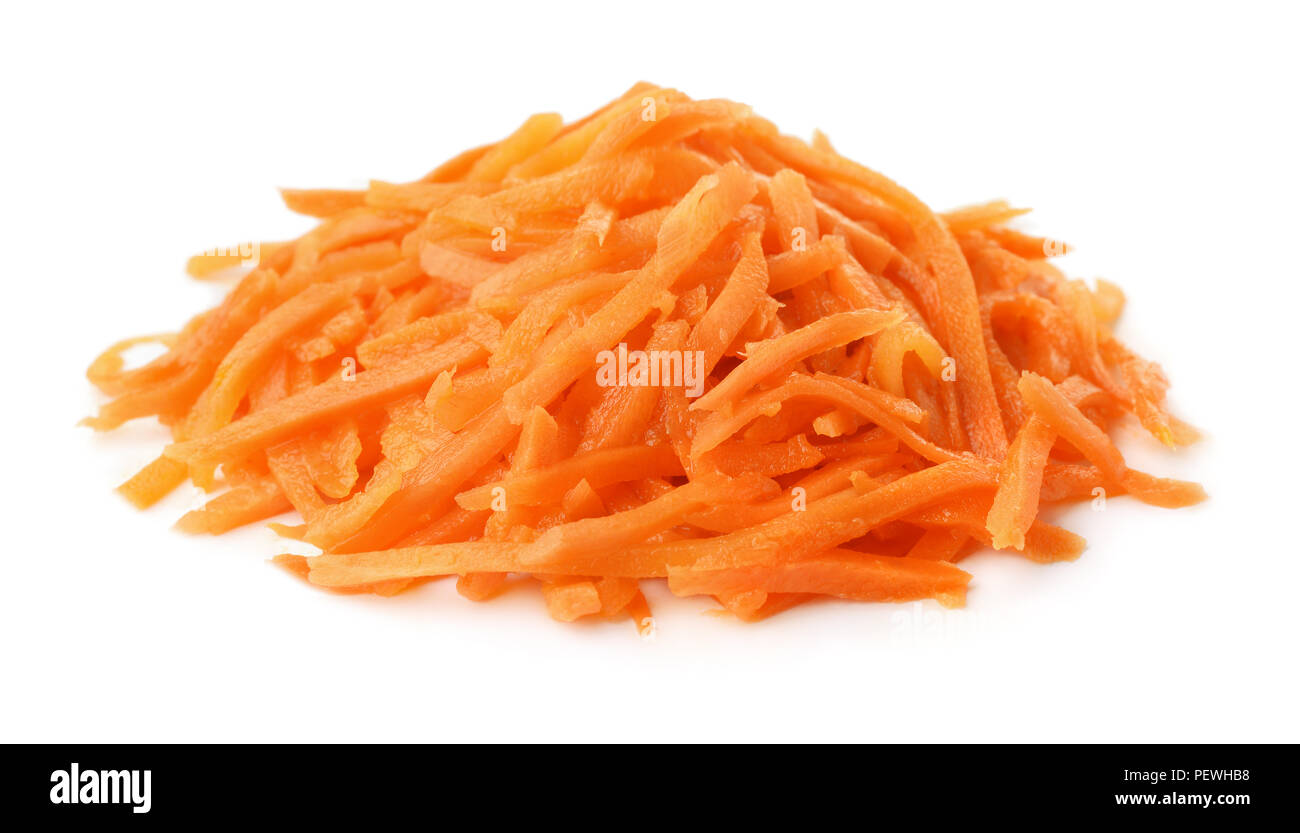 Pila di decapare carote grattugiate isolato su bianco Foto Stock
