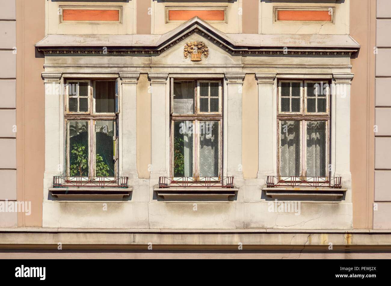 Bellissimi dettagli architettonici. Vecchia facciata storica del municipale tenement in Bielsko-Biala, Polonia. Foto Stock