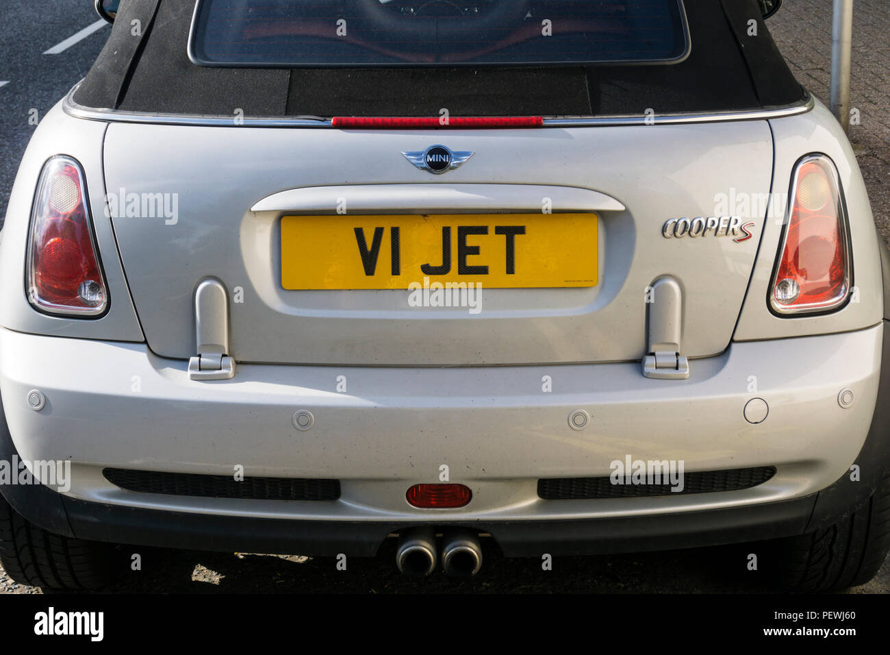 Numero personalizzato piastra V1 JET su una Mini Cooper S Sidewalk auto. Foto Stock