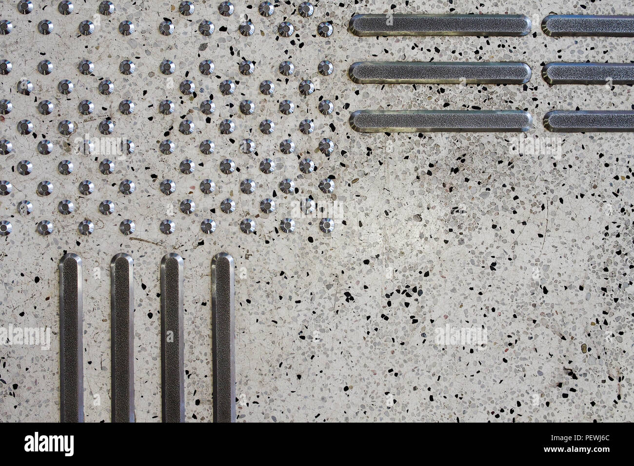 Pavimentazioni tattili presso l'Università di Hong Kong rendono la navigazione più facile per i non vedenti. Foto Stock