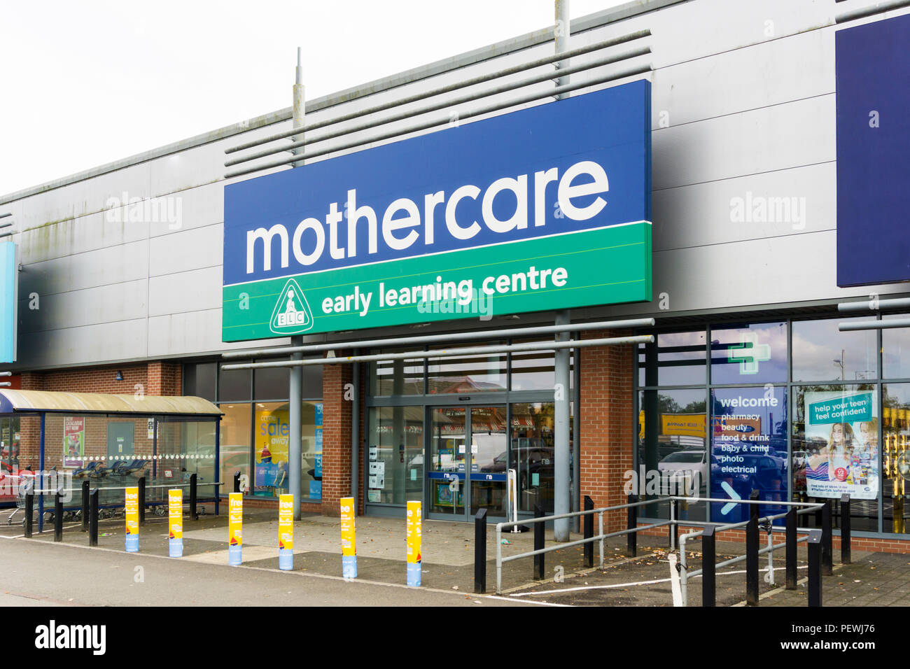 Un ramo di I Mothercare contenente un Early Learning Centre concessione nel negozio. Foto Stock