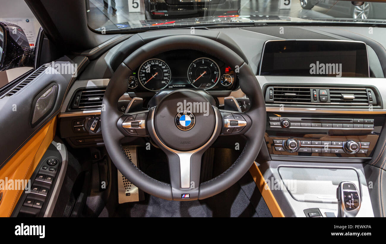 Bruxelles - Jan 12, 2016: vista interna di una BMW 6 Series Cabrio auto  presentati presso il Bruxelles Motor Show Foto stock - Alamy