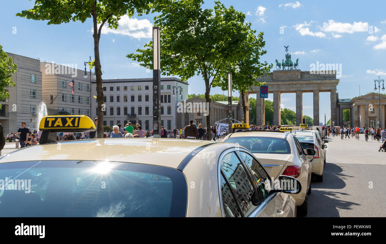 Berlino, Germania - 28 Aprile 2018: fila di taxi in attesa vicino al punto di riferimento tedesco e il simbolo nazionale Brandenburger Tor (Porta di Brandeburgo a Berlino Foto Stock