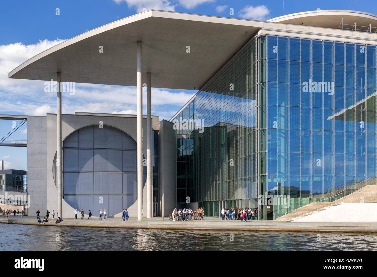 Berlino, Germania - Apr 28, 2018: La Marie-Elisabeth Luders Haus. Uno degli edifici del nuovo complesso parlamentare nel nuovo quartiere governativo o Foto Stock