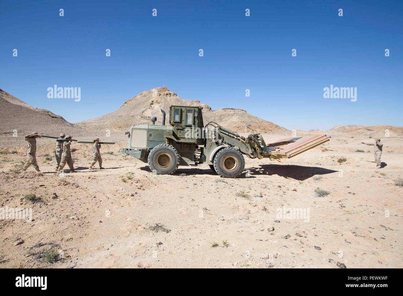 Stati Uniti Marines con il combattimento il battaglione della logistica 26, e Golf Company, Battaglione Team di atterraggio 2/6, 26 Marine Expeditionary Unit (MEU), spostare le attrezzature e le forniture per rendere gli ostacoli prima di condurre una gamma di demolizione durante un esercizio di formazione negli Stati Uniti Quinta Flotta area di operazioni Gen 24, 2016. Il ventiseiesimo MEU è avviato con l'anfibio Kearsarge Gruppo pronto e viene distribuito per mantenere la sicurezza regionale negli Stati Uniti Quinta Flotta area di operazioni. (U.S. Marine Corps foto di Cpl. Andre Dakis, XXVI MEU Combattere la telecamera/rilasciato) Foto Stock