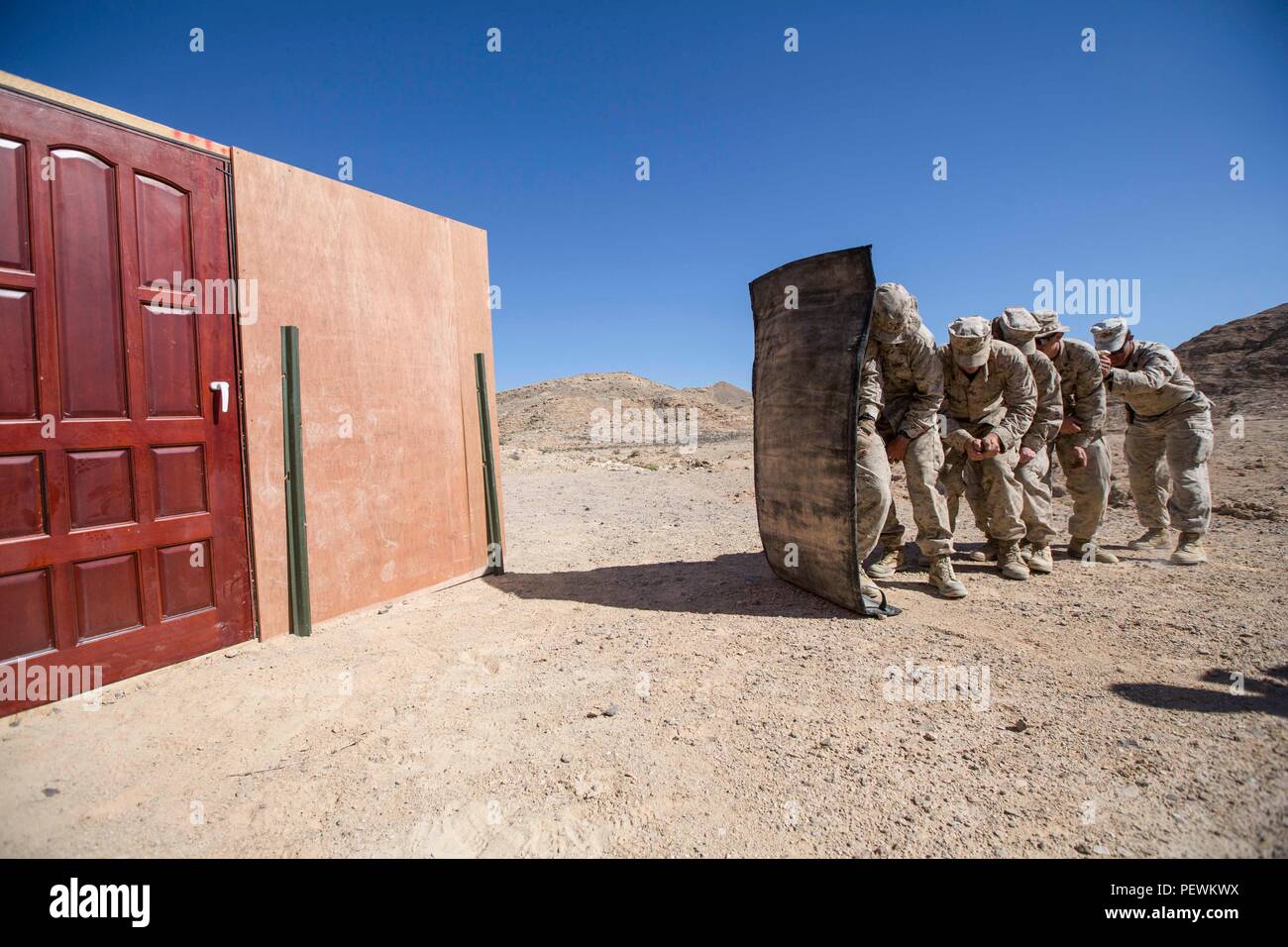 Stati Uniti Marines con il combattimento il battaglione della logistica 26, e Golf Company, Battaglione Team di atterraggio 2/6, 26 Marine Expeditionary Unit (MEU), la pratica di violare le punte prima di condurre una gamma di demolizione durante un esercizio di formazione negli Stati Uniti Quinta Flotta area di operazioni Gen 24, 2016. Il ventiseiesimo MEU è avviato con l'anfibio Kearsarge Gruppo pronto e viene distribuito per mantenere la sicurezza regionale negli Stati Uniti Quinta Flotta area di operazioni. (U.S. Marine Corps foto di Cpl. Andre Dakis, XXVI MEU Combattere la telecamera/rilasciato) Foto Stock