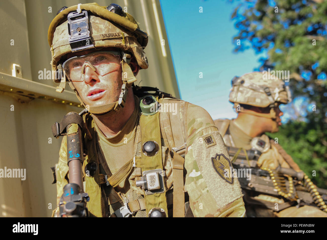 Una squadra di soldati del primo battaglione, 27 Reggimento di Fanteria, 2° Brigata Team di combattimento, XXV divisione di fanteria, prepararsi alla spiaggia un edificio Febbraio 2, 2016 a sud sulla gamma Schofield caserma, qui, durante l'esercizio Lightning Forge. Durante questa esercitazione soldato da 2° BCT di dimostrare la loro competenza in luce le tattiche di fanteria dopo la transizione da una brigata Stryker. Foto Stock