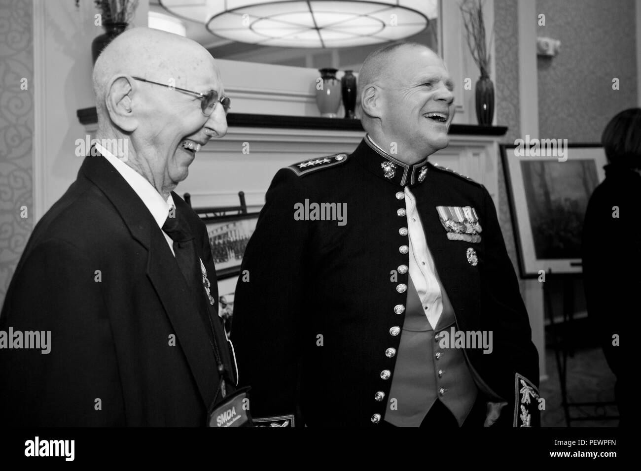 Il comandante del Marine Corps gen. Robert B. Neller assiste la seconda divisione Marine (MARDIV), il settantacinquesimo anniversario banchetto come ospite d'onore a Marston Pavilion, Camp Lejeune, N.C., Febbraio 5, 2016. L'anniversario commemorato tutti i Marines e marinai che hanno servito con seconda MARDIV sin dalla sua creazione nel 1941. (U.S. Marine Corps illustrazione della foto da Staff Sgt. Gabriela Garcia/rilasciato) Foto Stock Il comandante del Marine Corps gen. Robert B. Neller assiste la seconda divisione Marine (MARDIV), il settantacinquesimo anniversario banchetto come ospite d'onore a Marston Pavilion, Camp Lejeune, N.C., Febbraio 5, 2016. L'anniversario commemorato tutti i Marines e marinai che hanno servito con seconda MARDIV sin dalla sua creazione nel 1941. (U.S. Marine Corps illustrazione della foto da Staff Sgt. Gabriela Garcia/rilasciato) Foto Stock