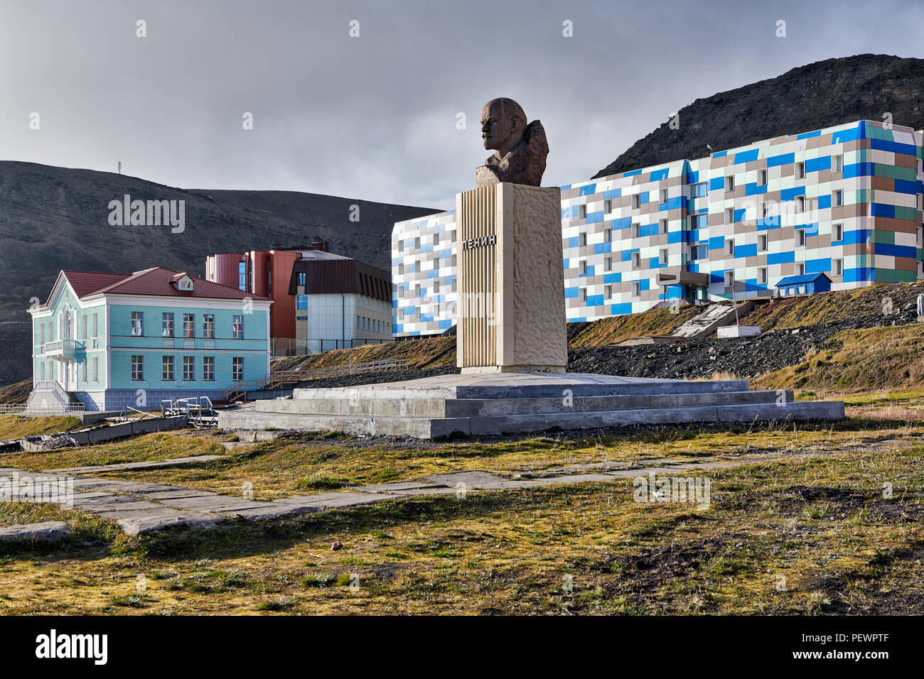 Lenin memorial nella parte anteriore del calcestruzzo blocchi di appartamenti di russo città mineraria Barentsburg, Svalbard o Spitsbergen, Europa Foto Stock