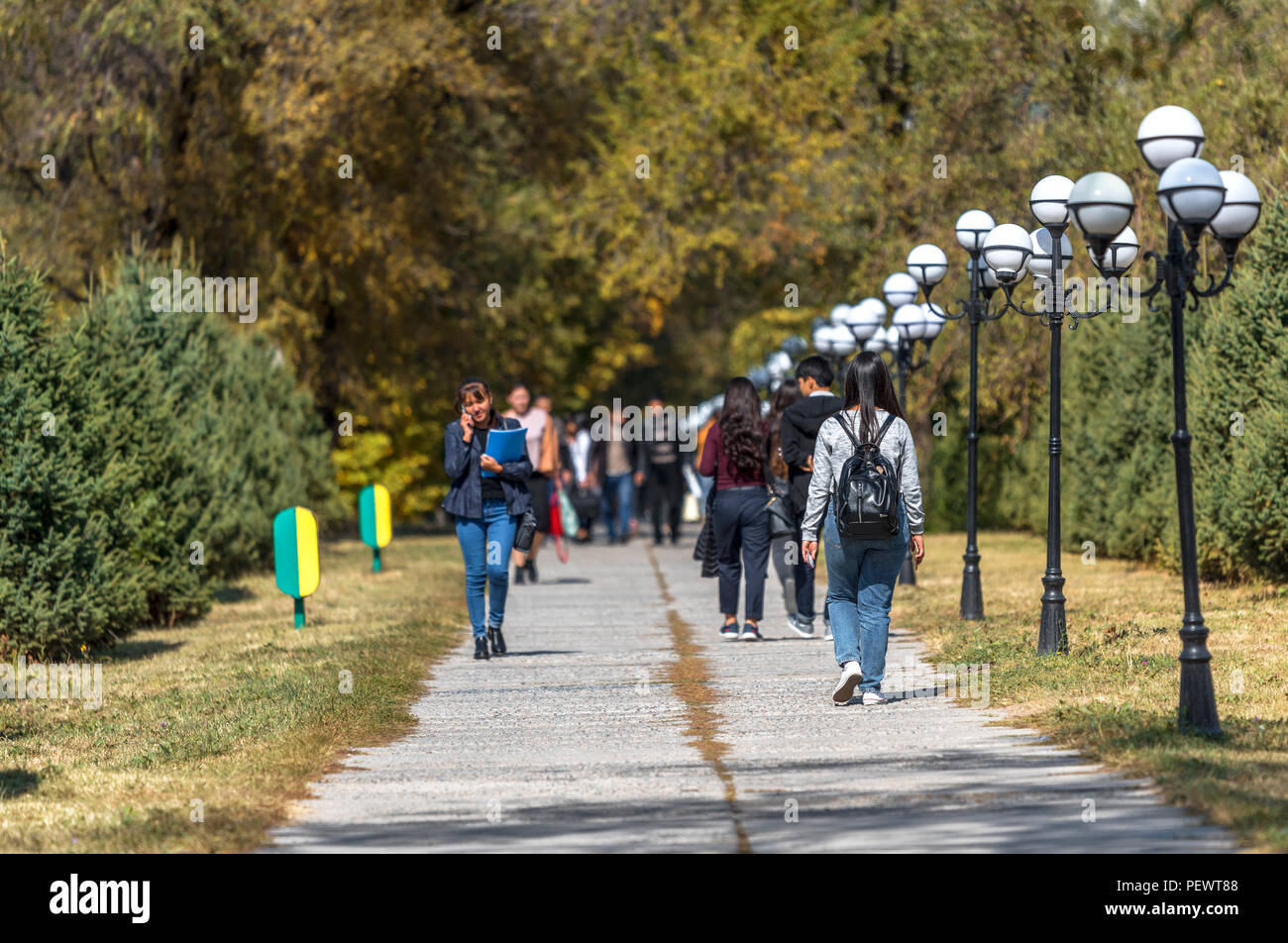 Gli studenti del campus universitario. Almaty, Kazakhstan Foto Stock