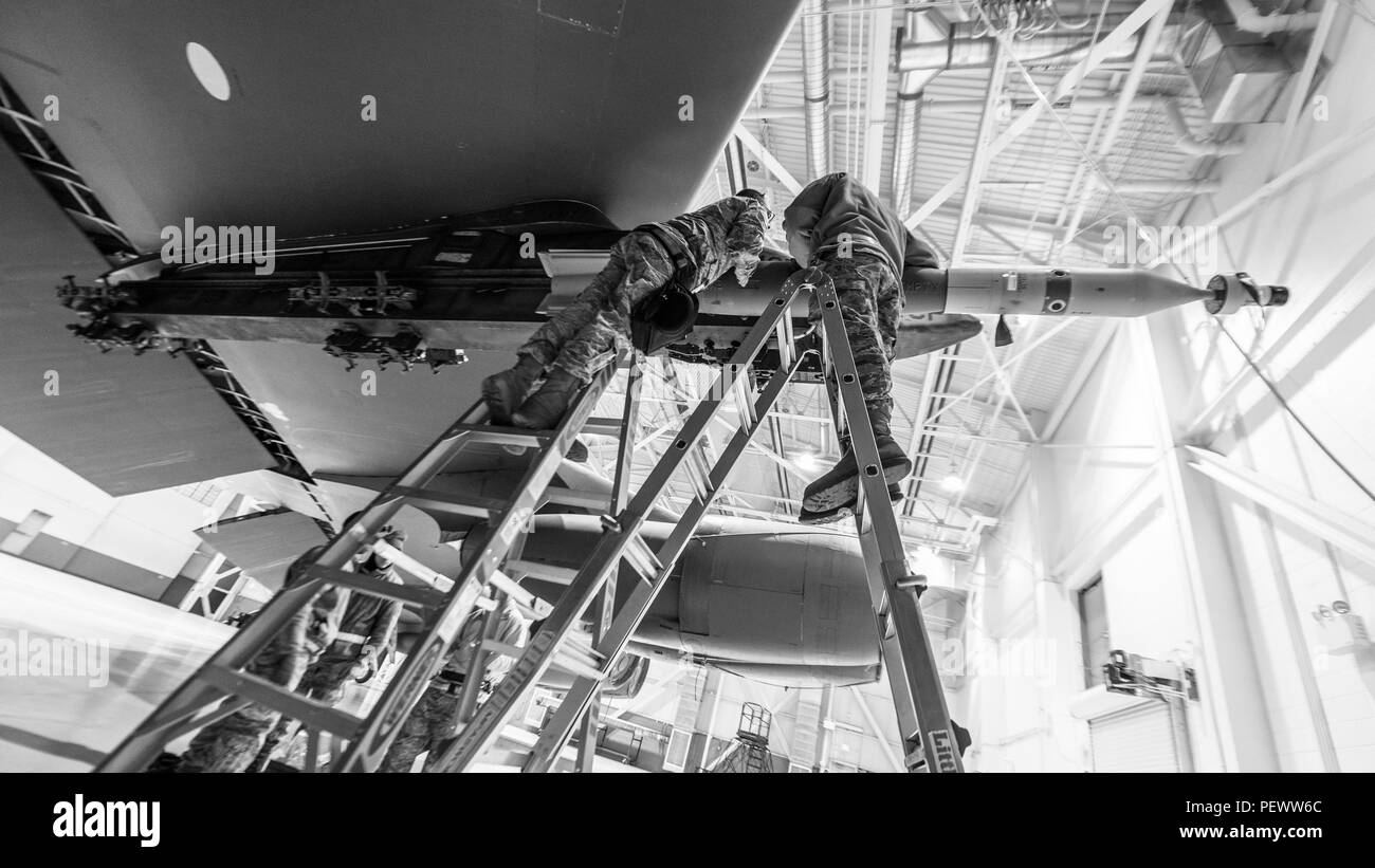 Il personale Sgt. Eric Hathaway (sinistra), quinto Manutenzione aeromobili squadrone carico di armi capo equipaggio e Senior Airman Jesse Johnson, 5a carico AMXS membro di equipaggio, caricare un laser-guidato GBU-12 munizione su un B-52H Stratofortress durante l'esercizio di combattimento a martello Minot Air Force Base, N.D., Febbraio 8, 2016. Secondo esercizio funzionari, l'obiettivo di combattere il martello è di valutare il livello di affidabilità ed efficienza di combattimento esistenti sistemi di armi ma anche di valutare la forza dell'aria dell'aria-terra programma di munizioni. Foto Stock