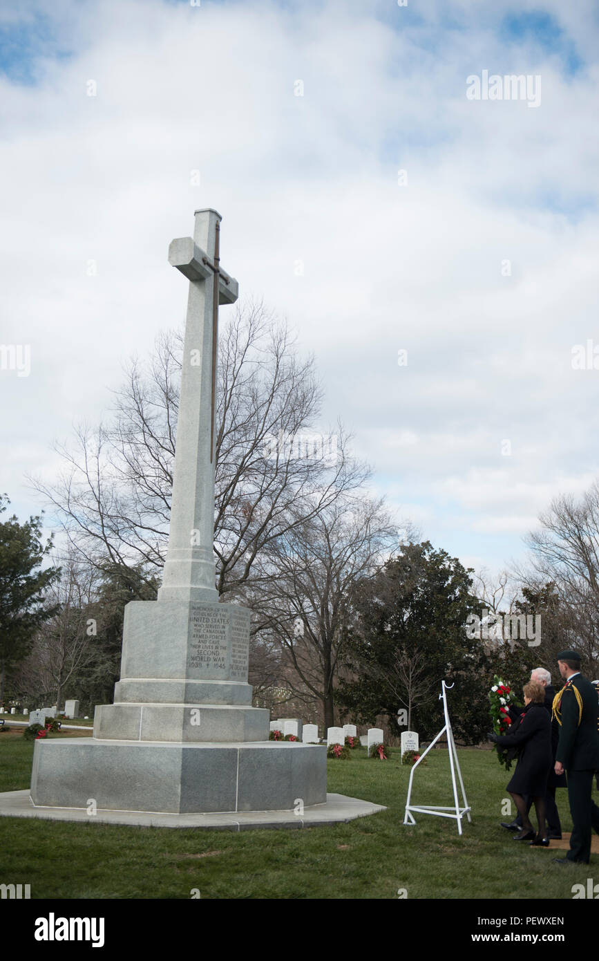 Governatore generale del Canada David Johnston e sua moglie Sharon Johnston, deporre una corona al Canadian Croce di sacrificio al Cimitero Nazionale di Arlington, Feb 10, 2016 in Arlington, Virginia il canadese Cross onora i cittadini degli Stati Uniti che hanno servito nelle forze armate canadesi nella guerra mondiale I, II e la guerra di Corea. (U.S. Foto dell'esercito da Rachel Larue/Al Cimitero Nazionale di Arlington/rilasciato) Foto Stock