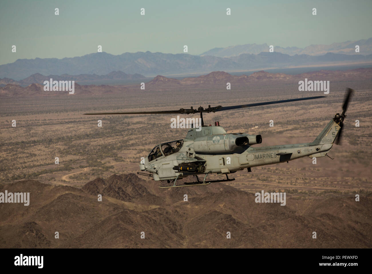 Un AH-1W "Super Cobra" elicottero d'assalto con Marine Attacco leggero elicottero Squadron 469 (HMLA-469), in base al di fuori del Marine Corps Air Station Camp Pendleton, California, fornisce aria vicino supporto durante l'esercizio "Scorpion Fire" al cioccolato Mountain Aerial Gunnery gamma, Venerdì, Febbraio 5, 2016. Foto Stock