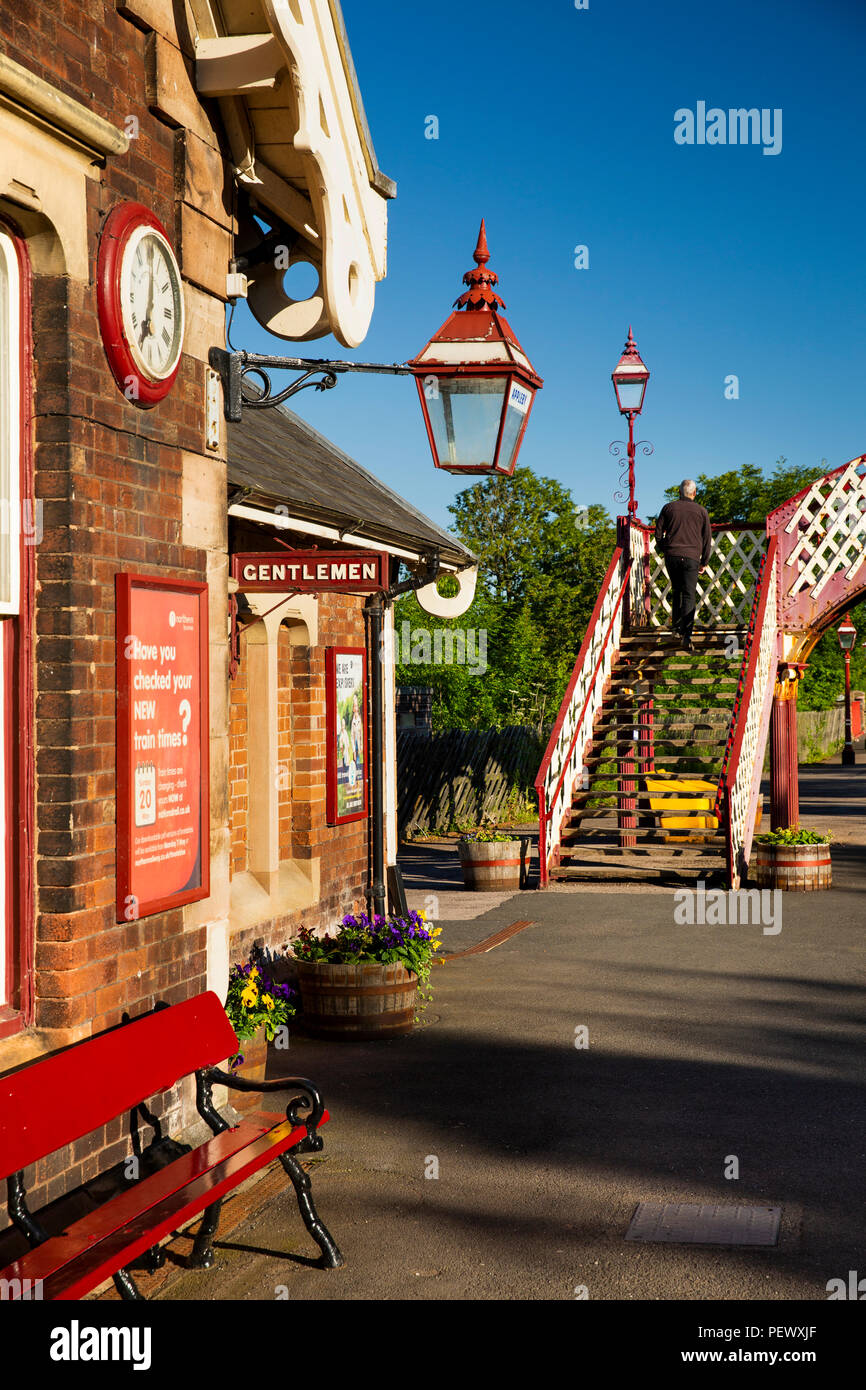 Regno Unito, Cumbria, Eden Valley, Appleby Stazione, accontentarsi di linea di Carlisle, orologio storico, lampada e passerella Foto Stock