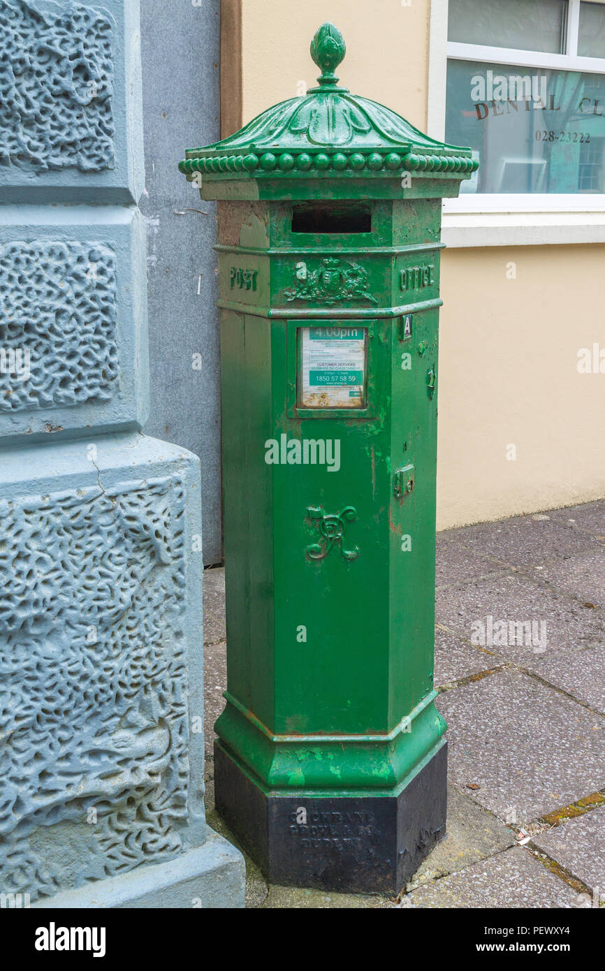 Ghisa Irish post box verniciato di verde. Foto Stock