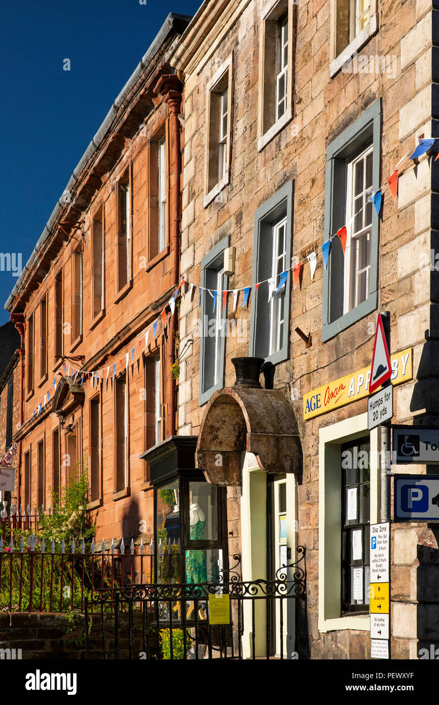 Regno Unito, Cumbria, Eden Valley, Appleby, Boroughgate, la Casa Rossa e i vicini case storiche Foto Stock