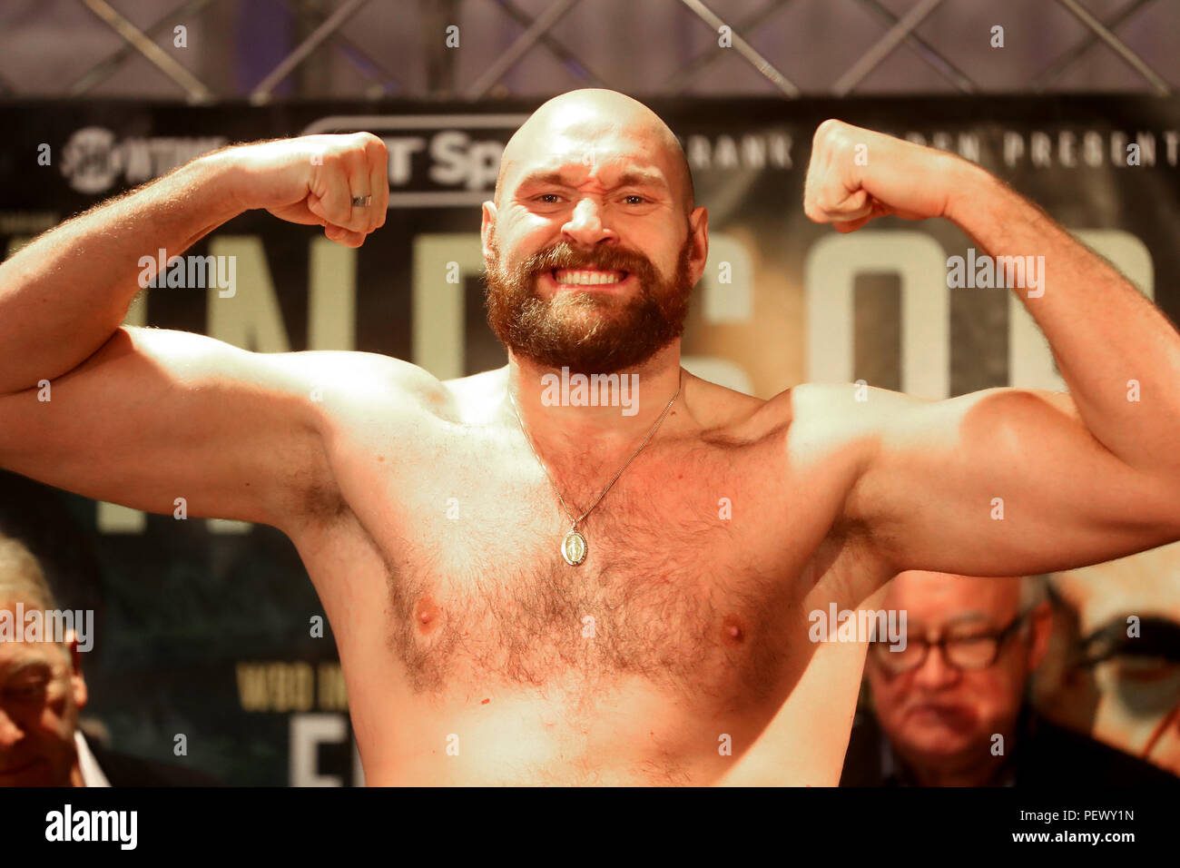 Tyson Fury durante la pesa al Europa Hotel, Belfast. Stampa foto di associazione. Picture Data: Venerdì 17 Agosto, 2018. Vedere PA storia il pugilato Belfast. Foto di credito dovrebbe leggere: Liam McBurney/PA FILO Foto Stock