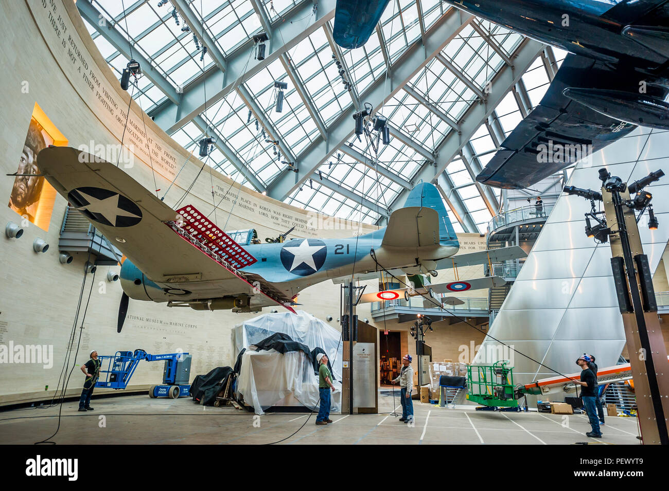 Un SBD-3 (Scout bombardiere Douglas) intrepida, peso è testato, sollevato e installato come parte della seconda guerra mondiale la mostra presso il Museo Nazionale del Marine Corps, Triangolo, Va., Febbraio 9, 2016. Questo completamente restaurato, donato aeromobile è stato dipinto per rappresentare il modello SBD-3 volato da magg. Richard C. Mangram e Cpl. Dennis E. Byrd durante la campagna di Guadalcanal su agosto 25, 1942. (Gazzetta Corpo della Marina degli Stati Uniti foto di Kathy Reesey/rilasciato) Foto Stock