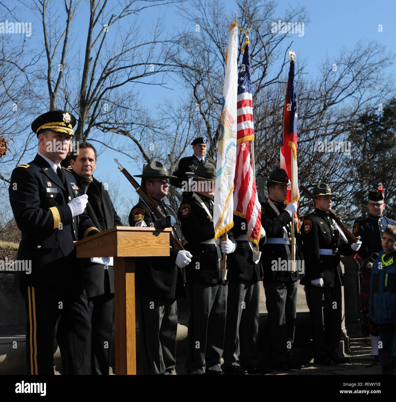 La riserva di esercito di Brig. Gen. R.A. Bassford, vice comandante generale della 88 di sostegno regionale, comando dà tributo al Presidente William Henry Harrison durante una ghirlanda di cerimonia di posa al suo memoriale in North Bend, Ohio, Febbraio 5, 2016. Questo evento è uno dei sei ghirlanda presidenziale recante delle cerimonie che la 88th RSC è responsabile per sostenere annualmente a nome del presidente. "Questi eventi ci danno la possibilità di incontrare le comunità che sono molto interessati a mantenere la memoria del nostro passato presidenti viva, perché tutti loro sono enormi local heroes", ha detto Bassford. "È vero Foto Stock