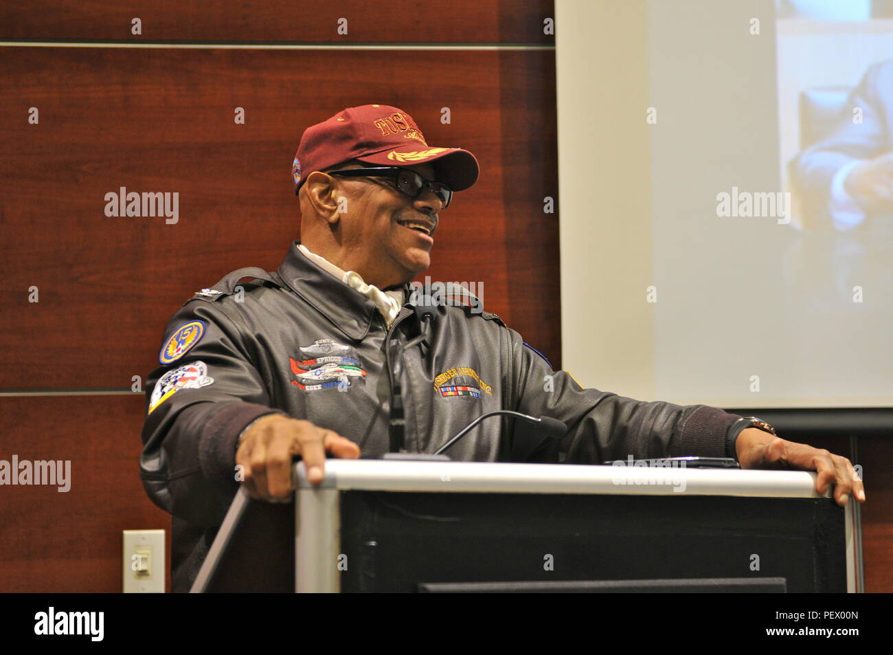 Lo zio' Ron Spriggs parla di Tuskegee aviatori durante la 63a sostegno regionale del comando storia nero mese celebrazione, il 10 febbraio nella sede auditorium, Mountain View, California Spriggs è una Forza Aerea veterano e fondatore della Ron Spriggs presentano degli aviatori di Tuskegee (RSETA) e tours per la nazione di insegnare la storia del famoso aviatori, il primo nero aviatori negli Stati Uniti la storia militare durante la Seconda Guerra Mondiale. Foto Stock