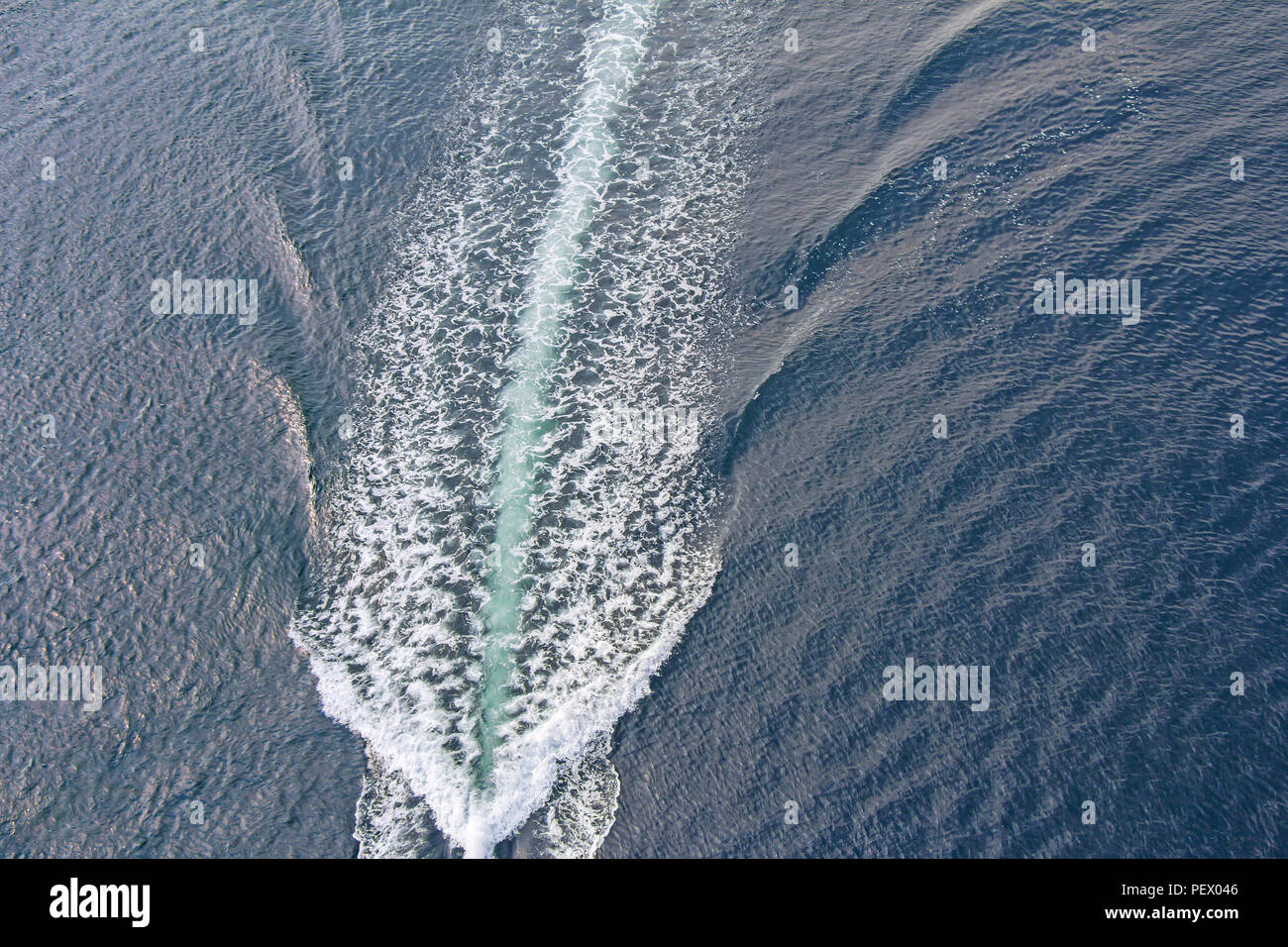 Il sentiero di un motoscafo in acqua, vista aerea Foto Stock