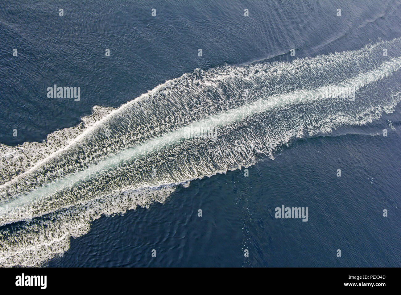 Il sentiero di un motoscafo in acqua, vista aerea Foto Stock
