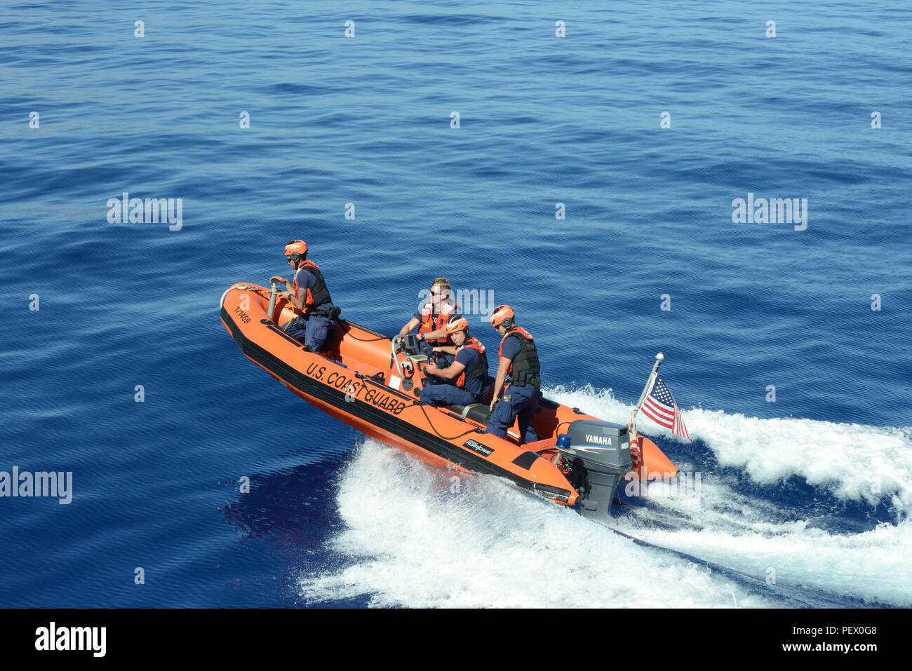 Coast Guard membri dalla USCGC Kiska (WPB 1336) lanciare loro 19-piede carena rigida gonfiabile per condurre un pattugliamento comune al fine di garantire la sicurezza dei marittimi operanti off Maui nelle isole Hawaii Humpback Whale National Marine Sanctuary, 11 febbraio, 2016. La Kiska equipaggio lungo la costa con organi di protezione dalla stazione Maui ufficiali dal dipartimento delle Hawaii di terreni e di risorse naturali condotta sicurezza e conformità fermi su ricreative e commerciali delle navi al fine di informare il pubblico in merito ai requisiti per evitare di venire troppo vicino alle balene o ostacolare le balene percorso". (U.S. Coast Guard foto di P Foto Stock