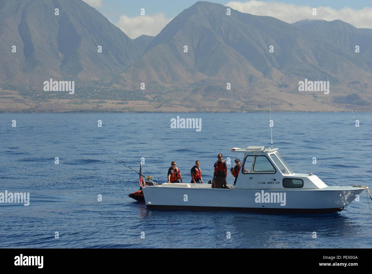 Coast Guard membri dalla USCGC Kiska (WPB 1336) passano le informazioni per garantire la sicurezza dei marittimi operanti off Maui nelle isole Hawaii Humpback Whale National Marine Sanctuary, 11 febbraio, 2016. La Kiska equipaggio lungo la costa con organi di protezione dalla stazione di Maui e ufficiali dalla Hawaii Dipartimento della Terra e delle risorse naturali condotta sicurezza e conformità fermi su ricreative e commerciali delle navi al fine di informare il pubblico in merito ai requisiti per evitare di venire troppo vicino alle balene o ostacolare le balene percorso". (U.S. Coast Guard foto di Sottufficiali di 2a classe di Tara Molle/rilasciato) Foto Stock