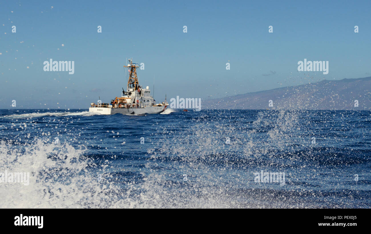 USCGC Kiska (WPB 1336) transita off Maui nelle isole Hawaii Humpback Whale National Marine Sanctuary, 11 febbraio, 2016 durante il funzionamento Kohola custode. Coast Guard i membri dalla stazione di Maui e il Kiska e ufficiali dalla Hawaii Dipartimento della Terra e delle risorse naturali condotta sicurezza e conformità fermi su ricreative e commerciali delle navi al fine di informare il pubblico in merito ai requisiti per evitare di venire troppo vicino alle balene o ostacolare le balene percorso". (U.S. Coast Guard foto di Chief Petty Officer Sara Mooers/rilasciato) Foto Stock