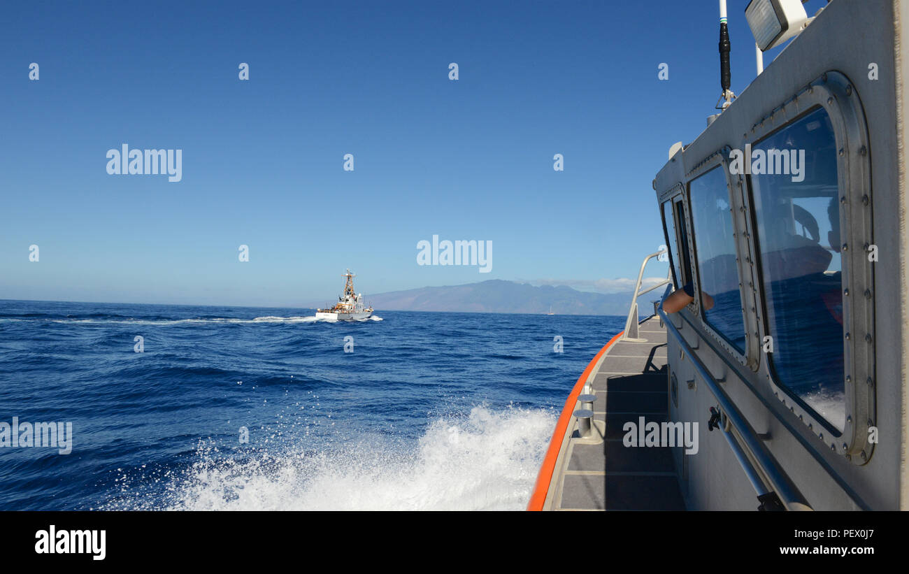 USCGC Kiska (WPB 1336) e un 45-piede Boat-Medium risposta dalla stazione di transito di Maui off Maui nelle isole Hawaii Humpback Whale National Marine Sanctuary, 11 febbraio, 2016 durante il funzionamento Kohola custode. Coast Guard i membri dalla stazione di Maui e il Kiska e ufficiali dalla Hawaii Dipartimento della Terra e delle risorse naturali condotta sicurezza e conformità fermi su ricreative e commerciali delle navi al fine di informare il pubblico in merito ai requisiti per evitare di venire troppo vicino alle balene o ostacolare le balene percorso". (U.S. Coast Guard foto di Chief Petty Officer Sara Mooers/rilasciato) Foto Stock