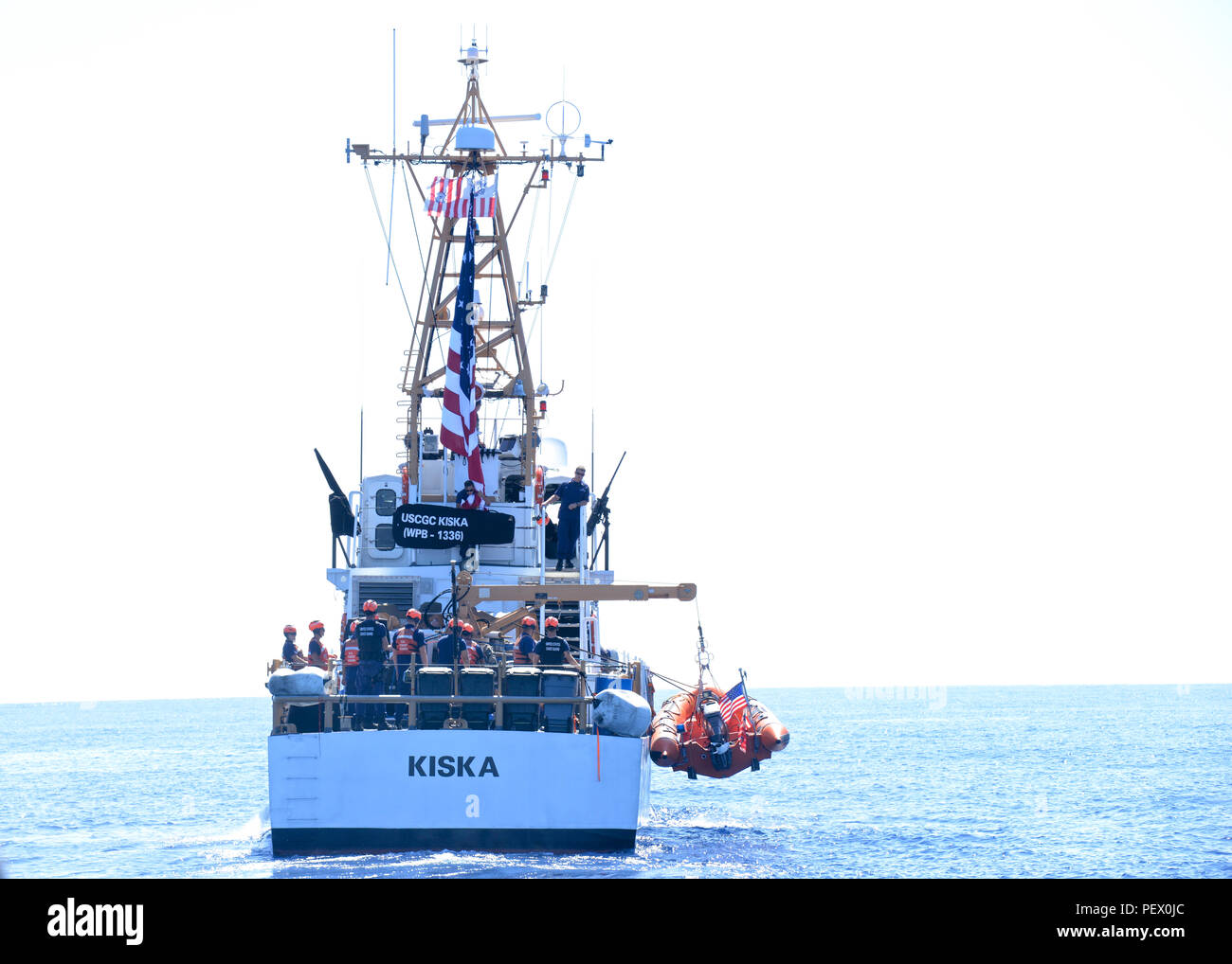 USCGC Kiska (WPB 1336) recupera la loro piccola barca mentre off Maui nelle isole Hawaii Humpback Whale National Marine Sanctuary, 11 febbraio, 2016 durante il funzionamento Kohola custode. Coast Guard i membri dalla stazione di Maui e il Kiska e ufficiali dalla Hawaii Dipartimento della Terra e delle risorse naturali condotta sicurezza e conformità fermi su ricreative e commerciali delle navi al fine di informare il pubblico in merito ai requisiti per evitare di venire troppo vicino alle balene o ostacolare le balene percorso". (U.S. Coast Guard foto di Chief Petty Officer Sara Mooers/rilasciato) Foto Stock