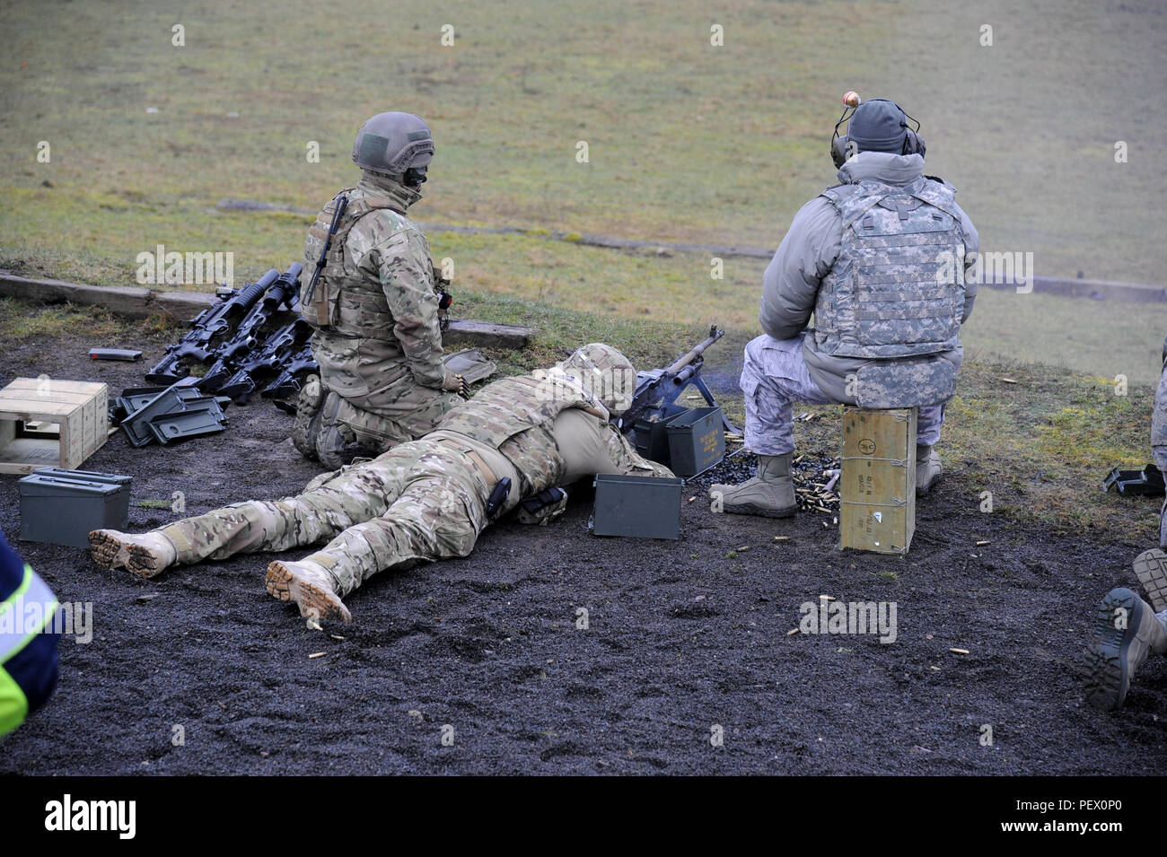 Avieri assegnato alla 569th Stati Uniti le forze di polizia condotta Squadron live-formazione antincendio con M240B mitragliatrici sulla gamma 18 dell'U.S. Dell'esercito manovra Baumholder Area Formazione, Germania, 11 febbraio, 2016. La 569 USFPS esegue la forza aerea più grande legge la missione, coprendo 1.1K miglia quadrate e fornendo servizi di polizia per più di 57.000 per il Dipartimento della difesa personale e delle rispettive persone a carico, il tutto mentre la distribuzione e ridistribuzione di membri a 15 diverse sedi in tutto il mondo. Baumholder, Germania, 11 febbraio, 2016. (U.S. Esercito Foto di Visual Information Specialist Ruediger Hess/rilasciato) Foto Stock