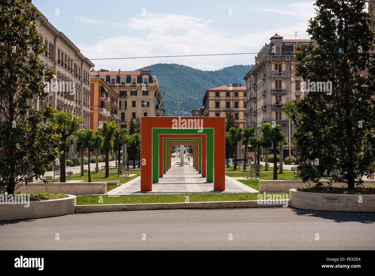 Piazza Giuseppe Verdi con piazza moderna archi di Daniel Buren, La Spezia, Liguria, Italia Foto Stock