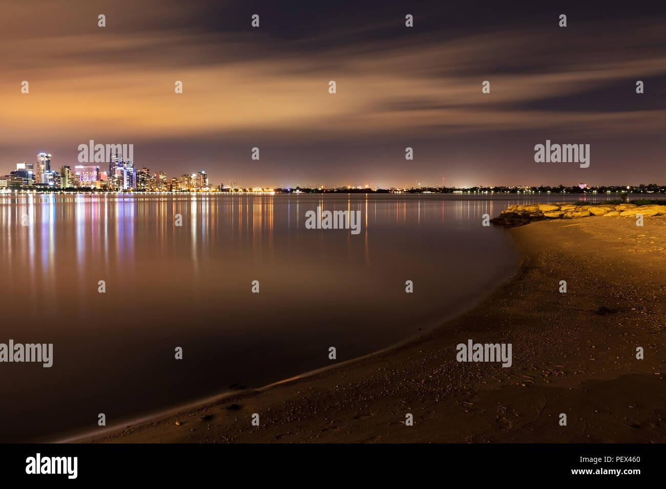 Notte lunga esposizione foto del fiume Swan a Perth Australia Occidentale Foto Stock