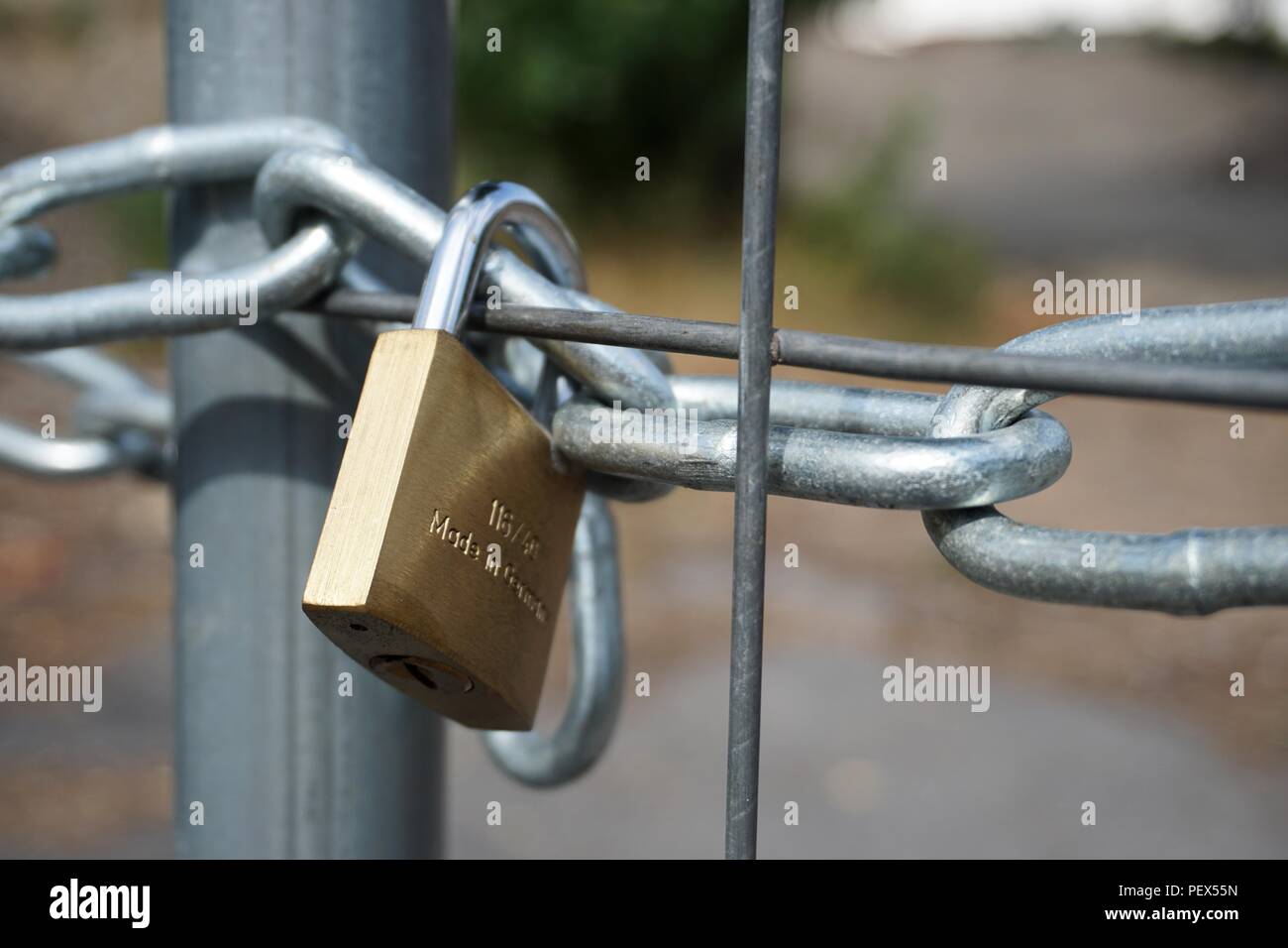 Foto di catena di acciaio con lucchetto chiuso Foto Stock