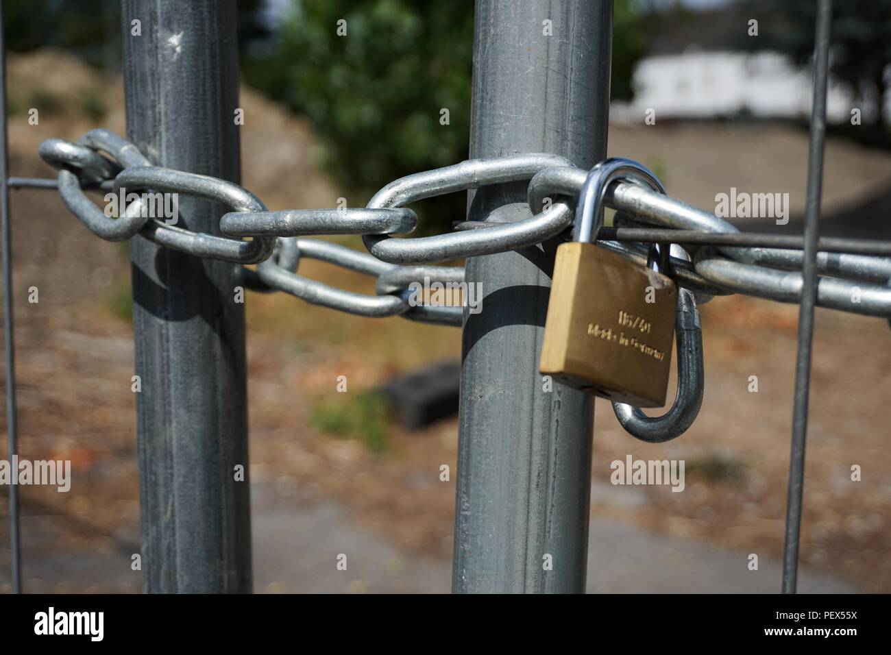 Foto di catena di acciaio con lucchetto chiuso Foto Stock