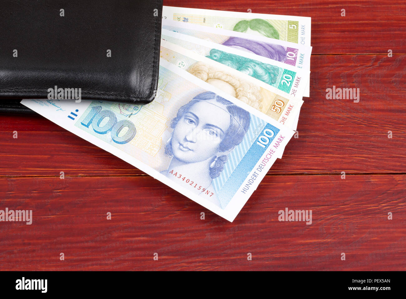 Il vecchio denaro dalla Germania occidentale nel portafoglio nero Foto Stock