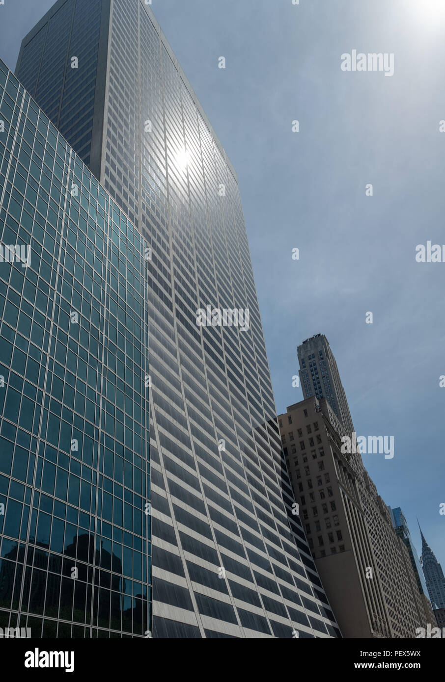 La fotografia di un grattacielo a New York City con la riflessione di Sun Foto Stock